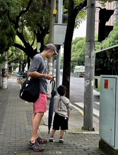 新入荷一款存量较少的老款旅行袋。整包帆布材质，用料扎实，搭配标志性贴布?LOGO，具备较高的辨识度和收藏价值。
很不错的购物体验。