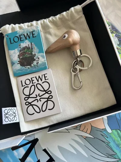 木头质地的，质感很好，到手很新，做钥匙扣或者包挂都很好看，从海淘买了多次，都很满意。包装很好很用心，会继续支持