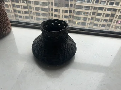 这是很漂亮的民间艺术工艺品，如今已经很少了，既老，又保存完好，是老物品最好的状态，感谢挖煤姬让我可以得到这么一个稀罕的物件。