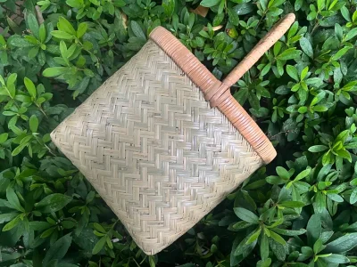 一个是好的，一个是有问题的。用竹子编的那个底下没有包装好，坏了。大部分时候都是可以的，这主要是卖家的原始包装不够好，直接就拿塑料袋装着就扔入箱子。