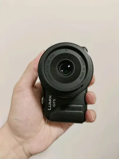 作为一个家电厂家，松下的照相机也非常备受赞誉，这次蹲到了这台非常心仪微单套机，定焦镜头虚化效果非常不错，很好用