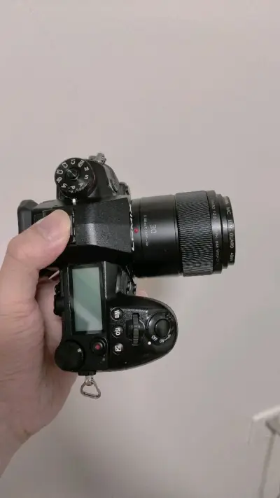 松下在前几年推出的旗舰级微单相机g9，是M43卡口的顶级相机，做工十分优秀，一直心心念念，这次在煤炉蹲到，非常开心