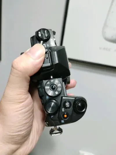 这次买到的奥林巴斯em1是奥林巴斯第一代旗舰级相机，拥有超强的五轴防抖技术，机身做工和质感也非常好，成色很新很新