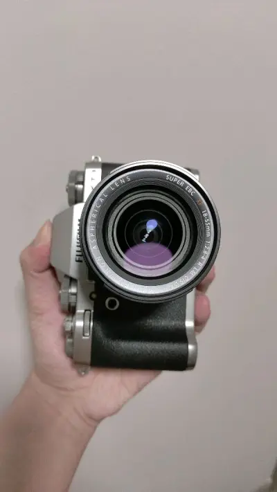 富士曾经非热门的一款相机，拥有非常高的视频规格，而且颜值也很高，做工非常好，卖家保护地很好，没有什么使用痕迹。
