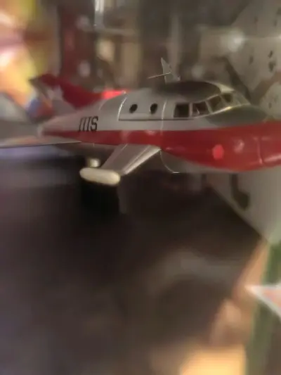 实物原本就是不带外包装的。但是保存的还是很好。实体非常经得起细看。作为展示类的手办，做工还是不错的。细节部分几乎一点点都没有马虎，红银色边界的涂装都很清楚。透明的机舱玻璃可以直接看到驾驶位的样子，这样的设计真的非常惊艳。