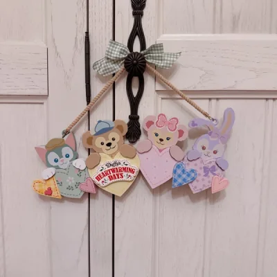 家人们，开箱真的是太快乐了！收到了脸超甜的鼓号队达菲，蹲到了喜欢很久的暖心情人节门挂，还收到了好多衣架！最近物流真的超给力！爱洗了