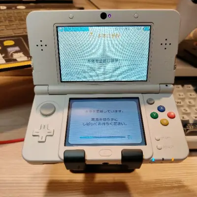 种草了新小三以后，想入手一台用来玩游戏，闲鱼上白色新小三价格大多都是箱说全的千以上，还有不少店铺卖家，有点吃不准，无意间了解到挖煤姬和挖煤姬，就想试试看…
收到货后，超出预期！！超开心！！
首先，不是用来收藏，不追求箱说全，所以价格本身就便宜不少，外加搞活动有券，很...