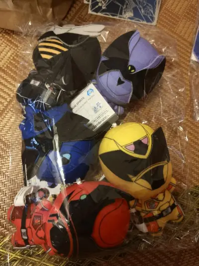 我永爱的娃娃机娃娃！！紧急猫口夺娃……等了好久，虽然不是最好价，但是能早早地跟亲友们拿到这群小宝贝已经心满意足。小娃娃是竹蜻蜓回来的，到手就开始揉来揉去嘿嘿嘿_(:з」