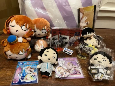 选了航空件，预计时效7-12天，最后12天送达。
包装很严实，原本还以为我这么多毛绒谷就不会塞太多防震的东西了，结果没想到还放了好几层泡泡纸，满满的安心感。
非常快乐的一次清货，拆完后迅速把立牌和亚克力砖摆到书桌上了，我推真好看！