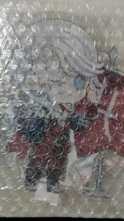 很好的购物体验，切的第五人格的立牌。走的ems，十分顺利地通关了。东西包裹的很好，泡沫纸垫的很足，谷子隔着袋子都能看到貌美。很开心。