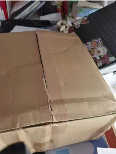 说实话真的第一次用日淘真的还有点担心，操作什么的不会，用了之后才知道是我多虑了，从日本寄到昆明，没多少时间，虽然但是真的很煎熬，因为真的是日思夜想的五条，日思夜想的吧唧，等了几天后终于拿到了梦寐以求的谷子
拿到的时候一大个包裹，樱花妹包装说真挺认真的，第二张图片还有...