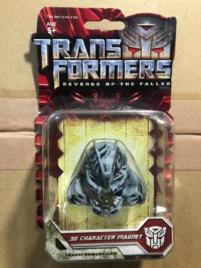       这次淘到的是变形金刚真人电影周边产品，威震天和红蜘蛛的大头冰箱贴，另外是三个08动画的小玩具。