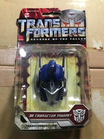       这次淘了官方出品的变形金刚真人电影擎天柱和大黄蜂的大头冰箱贴，还有一款是电影第三部的指挥官级擎天柱。      