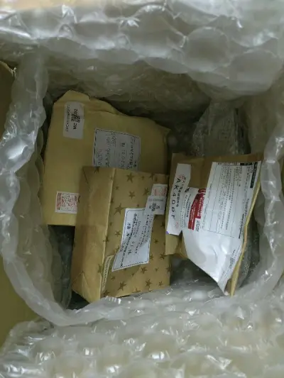 包装也很好，东西也很好，盲抽抽的全是我喜欢的太开心了，不是很想要的其他两个刚好没抽到，运输四天也好快好快，真的好开心，搞得我到处分享哈哈哈哈
最近又迷上了chiikawa，买的小八玩偶卖家居然还送了赠品，这可是十几块钱还是二十几块钱一发的扭蛋！！！他真的就这么送我了...