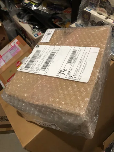 为了这个软壳，特意单独发的货，还用了加固服务。但事实往往就是那么的十有八九不如意，东西有瑕疵。浪费感情，但是挖煤姬的服务很好，没有瑕疵。