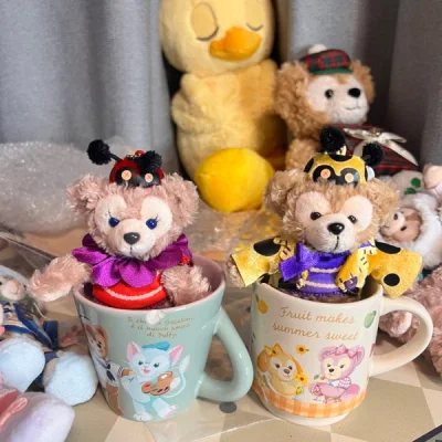 本次开箱：2017年溜冰系列露露/万圣节瓢虫系列达菲玫玫挂件/夏日挂旗
挂旗很适合装饰在娃柜上面！推荐入手！
竹蜻蜓速度灰常快，而且价格很香，还不用考虑申报问题！