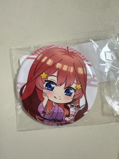 可爱的吧唧！终于有了老队长的签名！不过好大啊，有点大。日历没想到会这么大，五等分的糖罐也很好看。爱了~