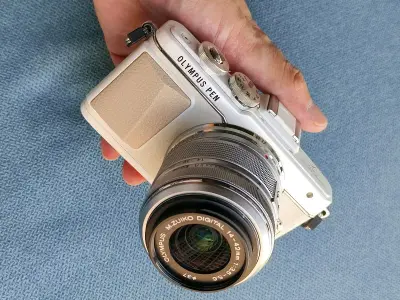 现在已经多次在挖煤姬上海淘东西了，特别像一些日本原产地的一些数码产品，游戏机啊，照相机啊之类的都非常适合海淘，这次买的奥林巴斯微单成色非常好，帮学妹买的练手利器，用个一两年不成问题。