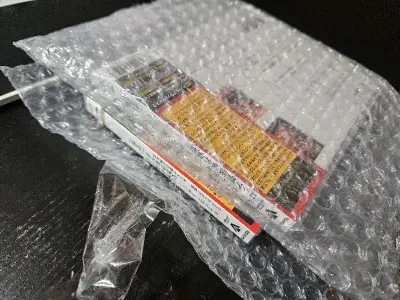 最新版的tower出品。选择tower官网和EMS物流，从下单购买到手上仅用了9天，可谓神速！添加的内部泡泡也对碟盒保护的很好，而且还将三盒隔开成一边两盒一边一盒，到手后没有任何破损。很舒畅的体验，下次还会来的！