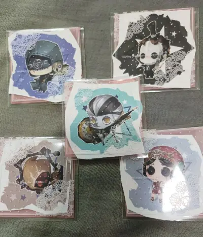 找代购容易翻车，挖煤姬汇率也不错而且运费不贵速度还快，不怕拍不到东西。经常能看到一些好价谷子，谷子攒够了国际均摊下来很便宜。