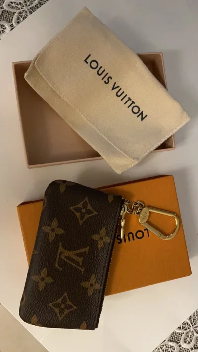 成色超级不错的LV零钱包，喜欢很久了，看到成色好的就拍下来，果然和期待的一样 很新 有盒子
包装很好 超级喜欢 棒棒哒