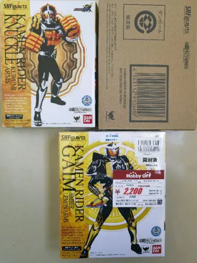 又一波好价入手三款铠武系列的shf。都是非常实惠的价格。令我没想到的是骏河屋买的黑影居然还带了运输盒。玩具的成色都巨好，老物的素质依旧很棒。在挖煤姬购物就是舒心，而且好价多多，太开心了。