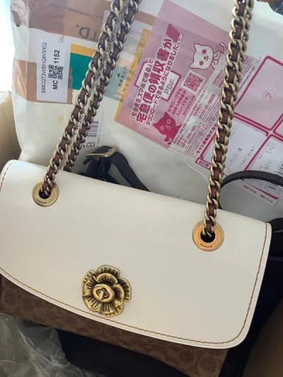 挖煤姬第n单了，由于不是很急着要，选择了运费相对便宜时问又比较长的海运，但是从购买到收到差不多一个月的时问，确实还不错。包包都很好看，打包的纸箱很牢固，打开之后里面
塞了好多气泡膜保护，东西都完好无损，这个打包确实不错！期待下次收货！