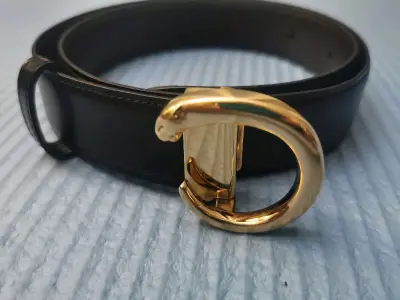 皮带非常好.没什么使用痕迹.很有质感但是比较轻便.皮质也非常细腻.
包包非常好.卖力用木箱一批寄过来的.还有樟脑的味道.包也非常新.