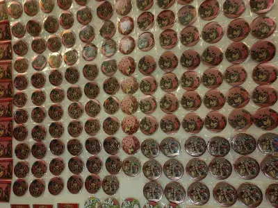 反正是没有任何顾虑地拿到了，物流超级快，文件夹一点损伤都没有，泡沫纸多多的，谷子全部用在摆阵里面了，用来摆数量真的很好