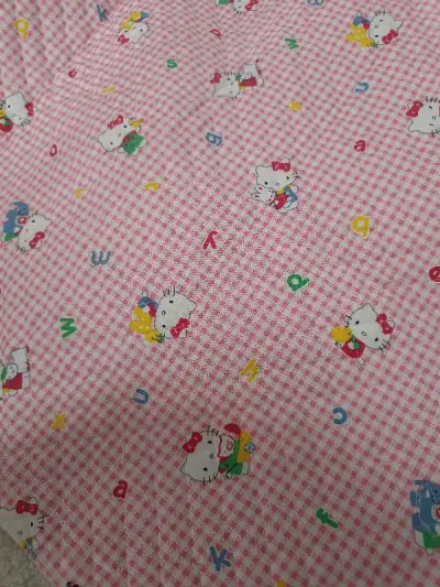 绗缝的HelloKitty美得不像话～毛巾料的茉莉兔也是少见的不得了，简直啦这一箱的喜爱程度简直啦！1986年的HelloKitty，1998年的茉莉兔～