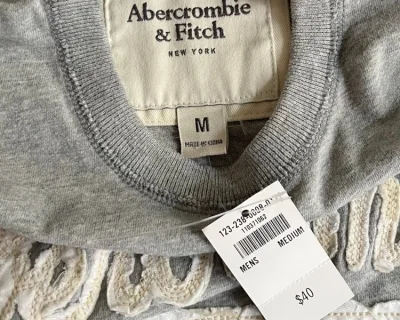 加上运费价格也合适。Abercrombie&amp;Fitch 当年收集的贴布老款 已经绝版 面料非常暖糯 有延展性 贴身舒服 肩部内收 非常显身材 洗水讲究 贴布做旧非常自然 