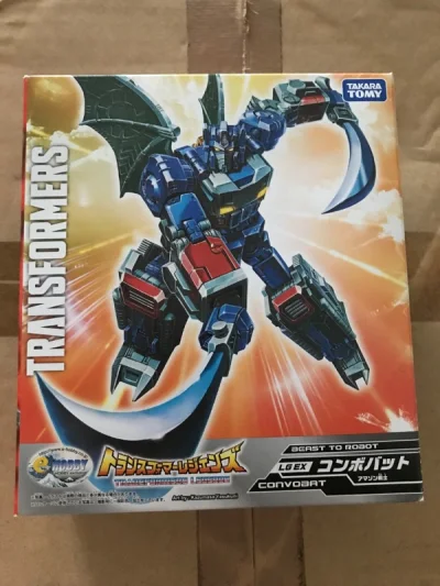        这次淘了一个限定版的变形金刚玩具，LGEX的蝙蝠擎天柱，全新的价格已经起飞，这个虽然是二手，成色不错，卖家保存的很好，什么都不缺。    