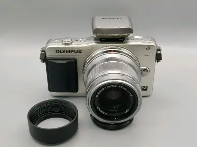 煤炉上买相机真的是赌博，虽然价格便宜，但还要担心二手商品质量和进口海关抽检的问题，被税是大概率，能花小钱解决也还行，运气不好的只能退运了，风险和收益并存。这次淘了一台奥林巴斯epm2机身和45mm f1.8镜头，到手加起来1k不到，属实是捡了个漏。
成色都还挺好的，...