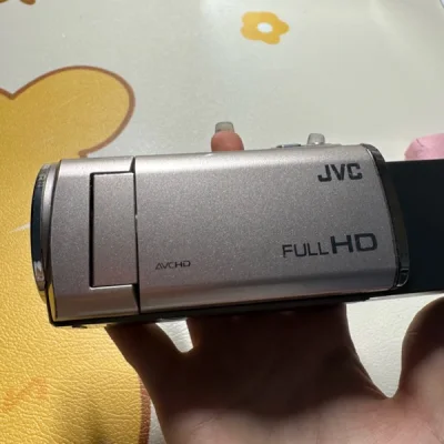 一直想要一个dv机，在煤炉选了一款价格合适的，物流很快就到了，jvc杰伟士和索尼的dv机可录像可拍照，40倍光学变焦可以拍月亮，还有翻转屏可以自拍！爱了！