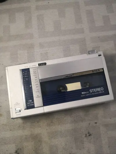 今天挖煤姬的第六单到货了，冒着雨去海关拿回来的，东西不大，包装很好，严严实实，回家打开一看，真心的不错，成色挺好，外表有点灰尘，清理一下就行，到底是四十多年的老物件了，现在还听不成，等打理好了再发个视频。