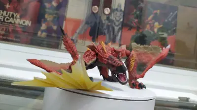 这次收入囊中的是海洋堂的大轰龙，这个与别家联名的系列一直都没有再版过，价格居高不下，可以看到虽然内容物是大轰龙，但是外盒绘图还是素轰龙，产品比例也并没有修改，可以说是纯纯的换色，开盒来看一下，配件量也是比较少的，主体上基本是全涂装，漆面也是很牢固，因为角色是野生动物...