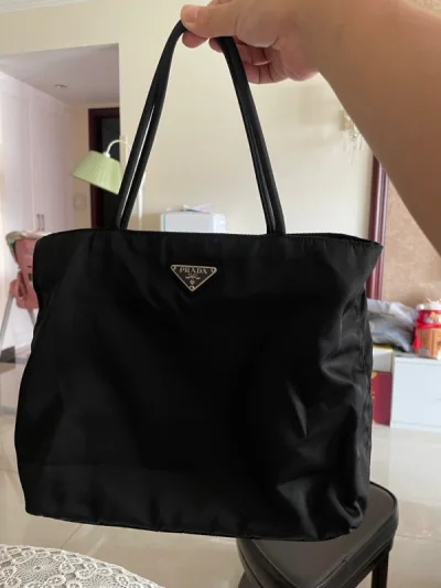 在挖煤姬入手的第一只Prada中古托特包，以为尺寸很大，结果到手是短肩带，手拎还挺可爱的，黑色也比较百搭，背背玩～