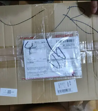 外部包装甚至比顺丰还要好!!!箱子完整无缺外体一个磕碰都没有，里面打开垫了很多气泡棉，主机也是用气泡膜包好的，要不是得打开看主机我都舍不得破坏掉这么漂亮的包装。非常漂亮的主机，保存的很完整，在国内是看不到的，很开心，非常满意的一次购物体验。以后也会继续在挖煤姬购买喜...