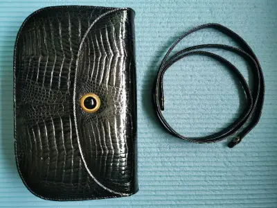 包包和卖家描述一致.打包完好.唯一一次没有被水.鞋36码.真蜥蜴皮.酒红色.有需要的可以联系我.本人38码大脚穿不了.质感非常好.用来cos一绝.