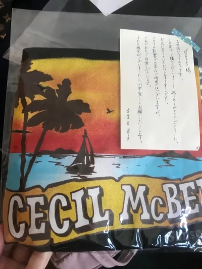 今年为止买了100多件衣服了，有些时候虽然是M码，但实际尺码是XS，不过大部分的衣服都是很合适的，考古杂志风，也算是还愿了。