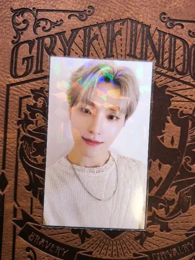 打包严实，收到盒子四四方方 完好无损。合单时间稍微久一点，合单后重量减少很多，会有退款。物流ems一但发货后速度可太快了，四天就到手，无痛通关。继续切切切。灿宝这张抽选可太漂亮了，实物可闪