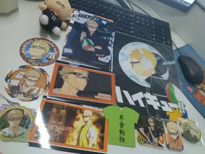 这箱主要是在垃圾屋买的纸片子、挂件和文件夹。黑月柄图太喜欢了，好久没收到黑月吧唧，退而求其次收了黑月文件夹，太美了。。草食动物也是，收不到吧唧??不过纸片子也很萌。本来干饭吧唧再贩没抢到，收了个干饭亚克力挂件，结果前几天吧唧也收到啦！！！这些柄图都超级好看，就算没收...