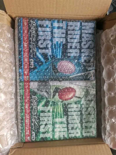 从日本飞回来的中古老物，假面骑士一号重制版the first一号和二号的1/2比例头像，2005年重制版电影，很写实很帅的设计，符合现在的审美。竹蜻蜓还是很快，包装很好，