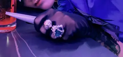 物流也比我想象的快很多！东西是正品，戴着它出了两次cos效果非常好！还了童年债，还会继续收集更多，希望特价活动再多一点。