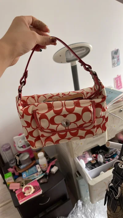 很喜欢在挖煤姬买东西很喜欢挖煤姬里面的包包
包包都很新而且成色都很好，我很满意挖煤姬的服务很喜欢在挖煤姬挑选包包下次还会在挖煤姬买东西
下次再来挖煤姬