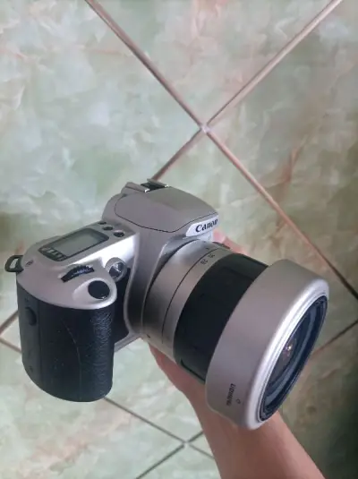 东西成色美丽，磕碰很少，包装的也很安全，里面有很多泡沫加固，快递员稳稳妥妥的送到了我的家里和商家描述的都一致，刚刚把买好的电池装上去了，功能都正常运行，用起来没有问题，非常的开心