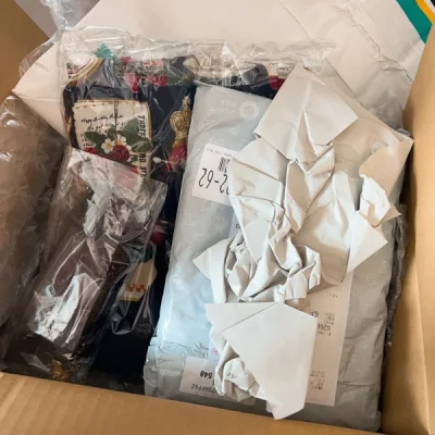 这次收到的东西有很多草莓元素的裙子什么的，我本身就很喜欢草莓！这一箱也很顺利，还是很开心哒。马上要过中秋国庆啦，希望在路上的快递能快点到手！