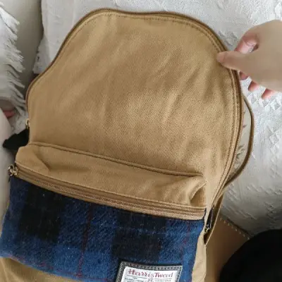 包包有些小瑕疵，其他都还不错，卡其色真的很好看但是有点旧，下一单还卡在海关那，求求不要查这么严了，热爱挖煤!