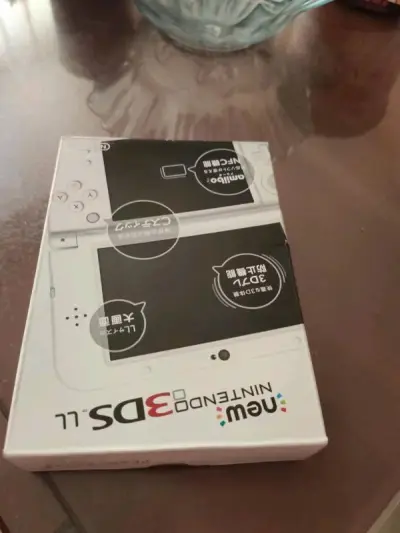 new3dsll白色，白色应该算是最漂亮的颜色了，雅虎日拍上淘的，卖家描述真实，算是小小的捡漏了，满意！