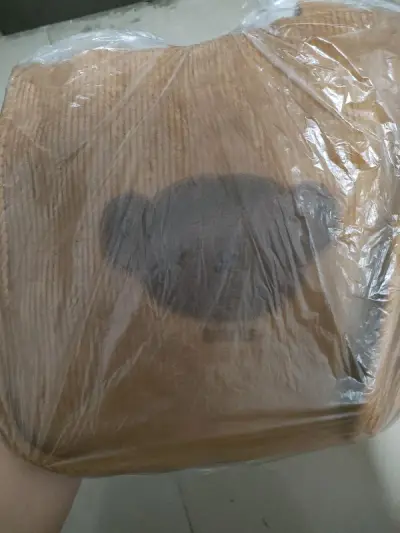 又买了好几个很可爱的小包包，樱桃兔的纸巾包也太精致了，另外两个灯芯绒手提包是以很划算的价格入手的，虽然这次被税了，但是收到快递的时候还是特别开心的。